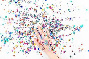 kvinna hand med festlig Färg stjärna konfetti foto
