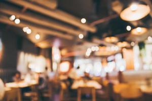 restaurang café eller kafé interiör med människor abstrakt oskärpa bakgrund foto