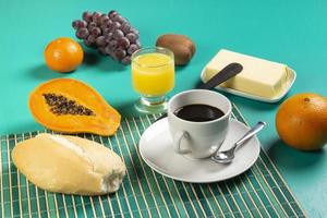 frukost med kaffe, frukt och bröd. foto