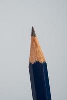 dricks detalj av svart pennor på en liten blå bakgrund foto