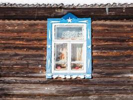 vägg med fönster av gammal ryska lantlig hus foto
