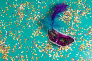 bakgrund av konfetti med element relaterad till de karneval och sommar foto