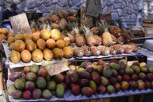 frukt marknadsföra i utomhus marknadsföra med mango och papaya och ananas foto