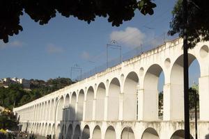 landmärke vit valv av arcos da lapa i centro av rio de janeiro Brasilien. foto