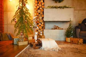 jul interiör i de stil av en scandinavian loft grå betong, trä- dekor, glödande lampor, realistisk artificiell jul träd. mysigt ny år i en Land hus foto