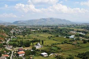 se av de miljö av de stad av shkoder i albania från en höjd foto