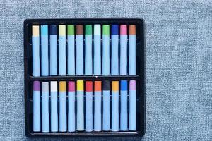 närbild av konst eller rita färgpennor i en låda foto