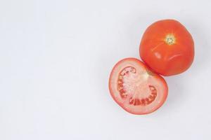 skiva av färsk tomat i vit bakgrund med kopia Plats foto