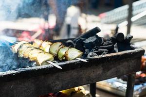 lök på grillen förberedd på gatan foto