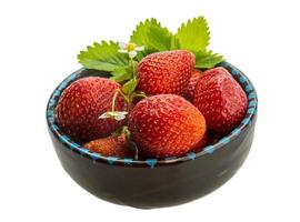 mogen jordgubbe i en skål på vit bakgrund foto