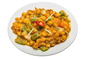 channa masala på de tallrik och vit bakgrund foto