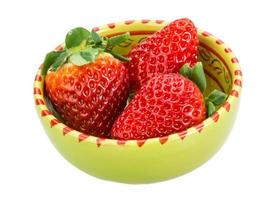 jordgubbe i en skål på vit bakgrund foto