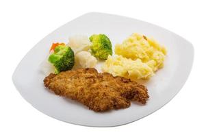 schnitzel på de tallrik och vit bakgrund foto