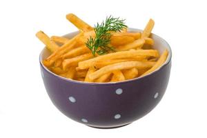 pommes frites på vit bakgrund foto