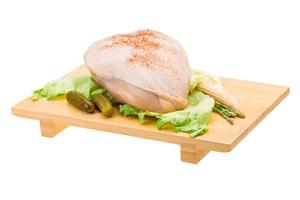 kyckling bröst på trä- styrelse och vit bakgrund foto
