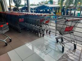 jombang, Indonesien, 2022 - rader av handla vagn vagnar den där linje upp i stor handla centrum kan vara Begagnade till göra den lättare för köpare till flytta platser till bära en massa av specerier . foto