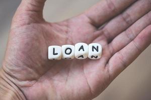 finansiellt lån eller utlåning för bil och bostadslån avtal och godkännande koncept - ord av lån i hand foto