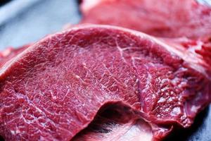 stänga upp av detaljer rå nötkött kött textur bakgrund - färsk nötkött skivad djur- protein foto