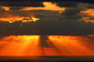 solen går ner under horisonten på Medelhavet i norra Israel. foto