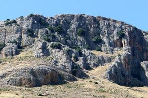 stenar och klippor i de bergen i nordlig israel. foto