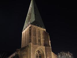 de stad av bocholt på natt foto