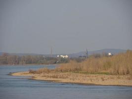 de flod Rhen nära cologne i Tyskland foto