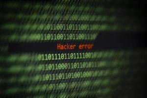 hackat dator teknologi binär koda siffra data varna hacker fel på visa skärm foto