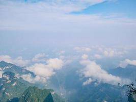 skön se på tianmen berg med klar himmel i zhangjiajie stad china.tianmen berg de resa destination av hunan zhangjiajie stad Kina foto