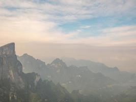 skön se på tianmen berg med klar himmel i zhangjiajie stad china.tianmen berg de resa destination av hunan zhangjiajie stad Kina foto