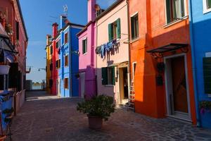 färgrik hus av de ö av burano foto