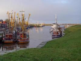 greetsiel, tyskland, 2020-the by av greetsiel på de norr hav i Tyskland foto