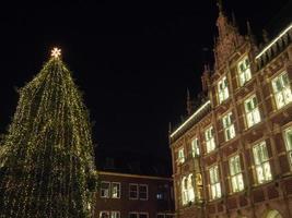 de stad av bocholt på natt foto