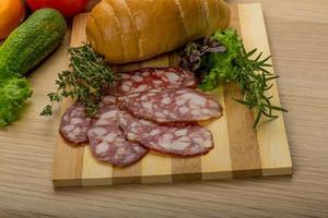 salami på trä- styrelse och trä- bakgrund foto