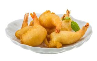 räka tempura på de tallrik och vit bakgrund foto