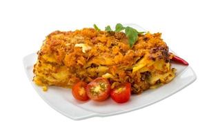 italiensk lasagne på de tallrik och vit bakgrund foto