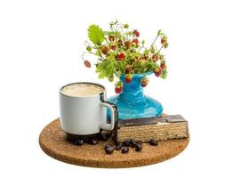 kaffe med kaka på trä- styrelse och vit bakgrund foto