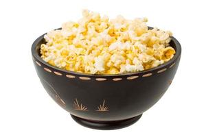 popcorn i en skål på vit bakgrund foto