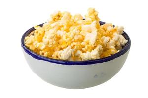 popcorn i en skål på vit bakgrund foto