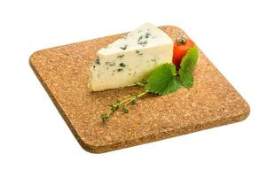 blå ost på trä- styrelse och vit bakgrund foto