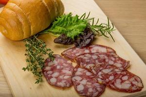 salami på trä- styrelse och trä- bakgrund foto