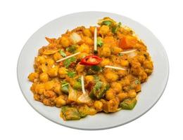 channa masala på de tallrik och vit bakgrund foto