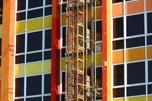 tel aviv Israel februari 2, 2020. de arbete av höghus arbetare på de väggar av en skyskrapa. foto