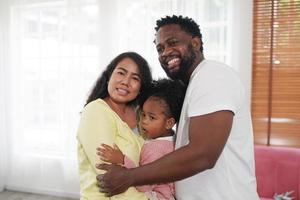 Lycklig afrikansk familj har lekfull tid på Hem, familj kärlek, föräldrar och litet barn inomhus- foto