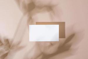 mall papper med grön växt skugga på pastell beige bakgrund , bra design för några syften. abstrakt bakgrund. baner mall. reklam foto