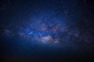 de Centrum av de mjölkig sätt galax med stjärnor och Plats damm i de universum, lång exponering fotografera, med spannmål foto