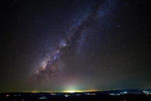 landskap mjölkig sätt galax med moln och Plats damm i de universum, lång exponering fotografera, med spannmål. foto