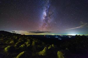 landskap mjölkig sätt galax med moln och Plats damm i de universum, lång exponering fotografera, med spannmål. foto