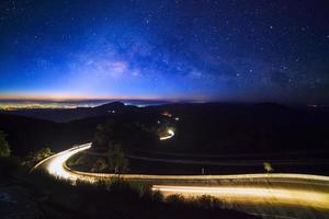 mjölkig sätt galax med stjärnor och Plats damm i de universum och belysning på de väg innan morgon- på doi Inthanon chiang maj, thailand foto