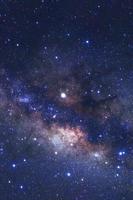 mitten av Vintergatan galaxen med stjärnor och rymddamm i universum, lång exponering fotografi, med korn. foto
