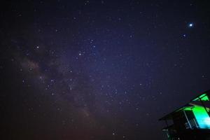 starry natt himmel och mjölkig sätt galax med stjärnor och Plats damm i de universum foto